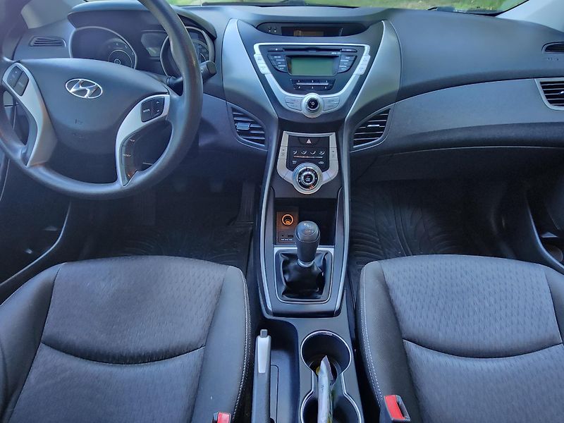 Hyundai Elantra (2012) Comfort 1,6/97kW - fotka 9 z 13