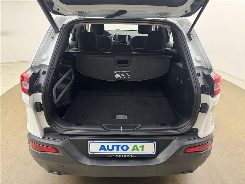 Jeep Cherokee 2,0 103kW 4X4 AC NAVI SENZORY - fotka 41 z 41