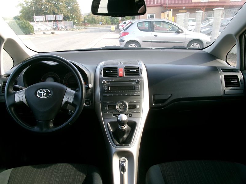 Toyota Auris (2007) 2,0 D-4D 93kW AC TEMP ALU - fotka 16 z 26