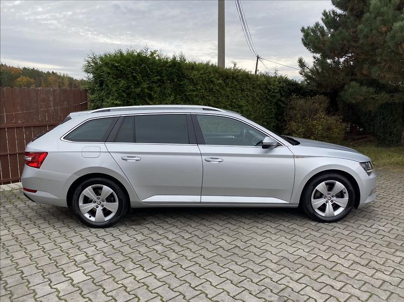 Škoda Superb 2,0 TDi  EXECUTIVE / DSG / NAV - fotka 6 z 37