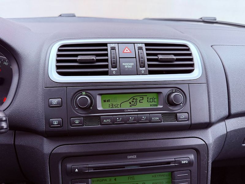 Škoda Fabia 1.6 Elegance, AutoAC, Serviska - fotka 19 z 23