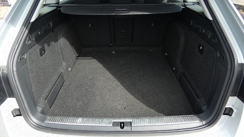 Škoda Superb Combi 2,0 TDI DSG Style - fotka 21 z 24