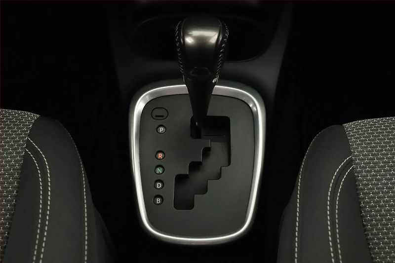 Toyota Yaris (2015) 1.5 Hybrid, Automat, Tempomat - fotka 16 z 23