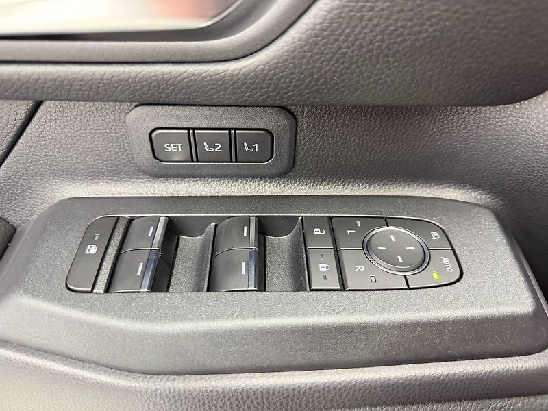 Toyota Land Cruiser 2.8L D-4D AWD J250 PRADO, PANO - fotka 26 z 33