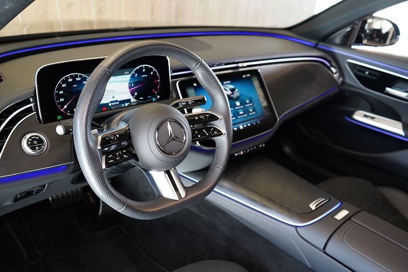 Mercedes-Benz Třídy E 220d 4MATIC AMG, Pano, Tažné - fotka 17 z 49