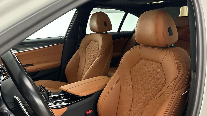 BMW Řada 5 540i AUT M-paket - fotka 15 z 32