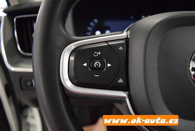 Volvo XC60 2.0 B4 AWD MOMENTUM 2022 - fotka 43 z 54
