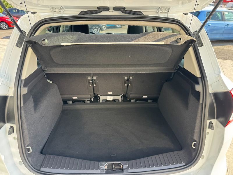 Ford C-MAX (2017) 1,5 Eco Boost 110 Kw Automat - fotka 23 z 35