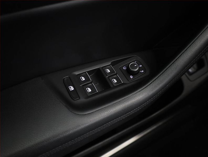 Volkswagen Passat (2016) 2.0 TDI, Kůže, Navi, Tempomat - fotka 15 z 17