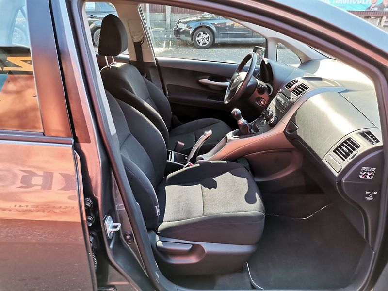 Toyota Auris (2009) 1.4VVTi 74kw ČR 5dv. Klima PDC - fotka 14 z 26