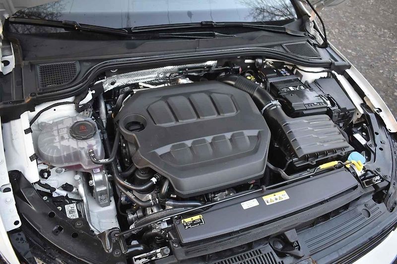 Volkswagen Golf GTI se cítí skvěle na méně frekventovaných silnicích.