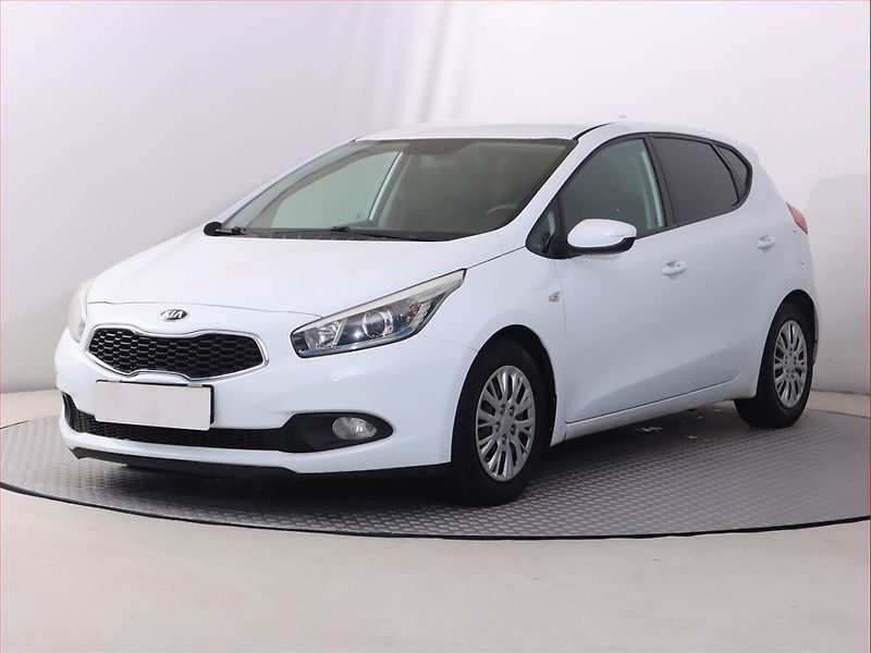 Kia Ceed (2012) Silver 1.4 CRDi - fotka 2 z 15