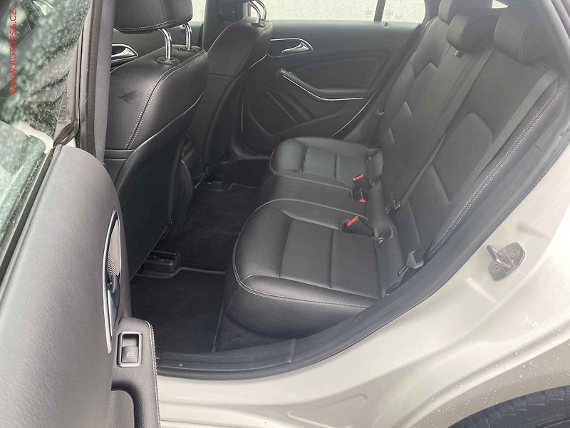 Mercedes-Benz CLA (2018) 1.6 CLA180, AT, LED, panor - fotka 10 z 20