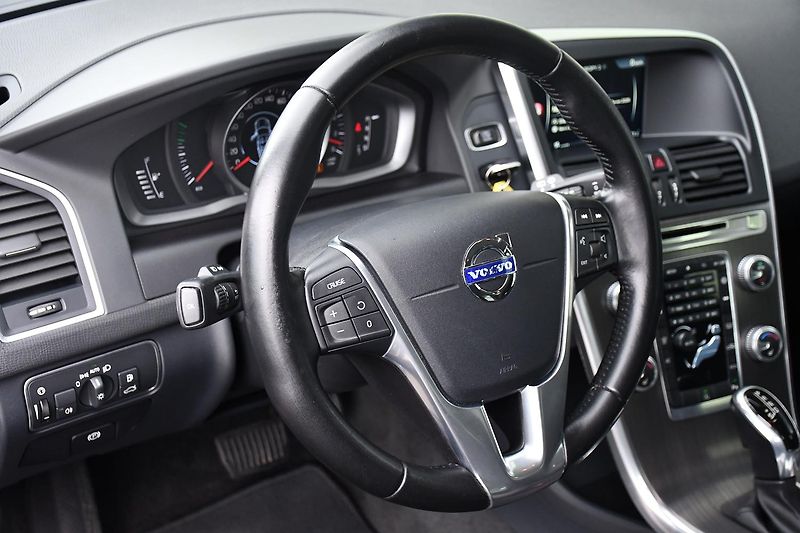 Volvo XC60 D4 A/T ČR 2XALU PO ROZVODECH - fotka 16 z 31