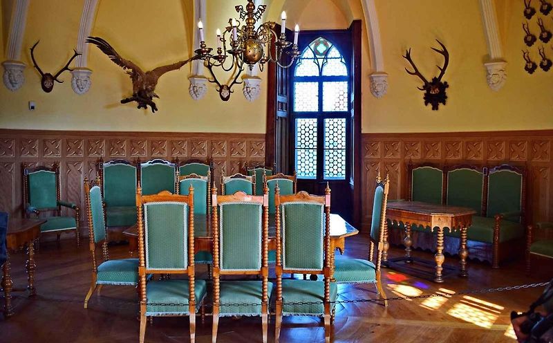 Hrad vznikl rozšířením malé strážní pevnosti ze 13. století.