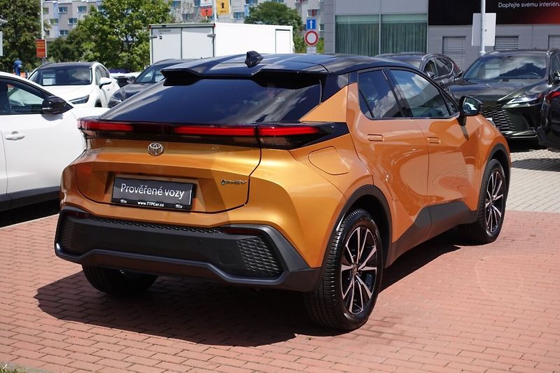 Toyota C-HR 2,0 PHEV Plug-in Style bi-tone - fotka 4 z 33