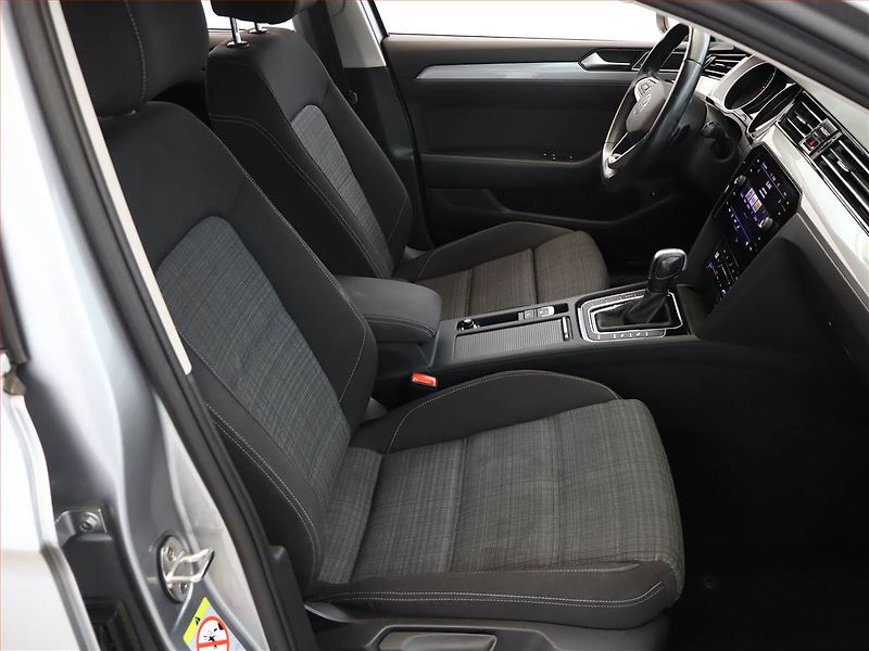 Volkswagen Passat (2022) Elegance 2.0 TDI, Automat - fotka 7 z 20