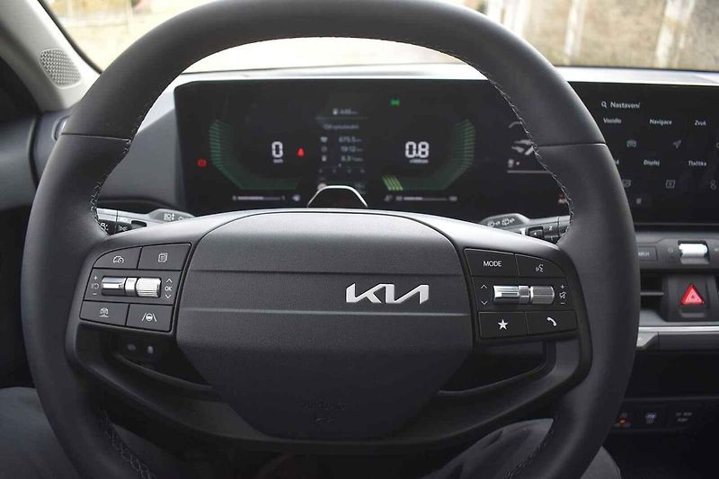 Kia K4 je nepochybně přitažlivý vůz.