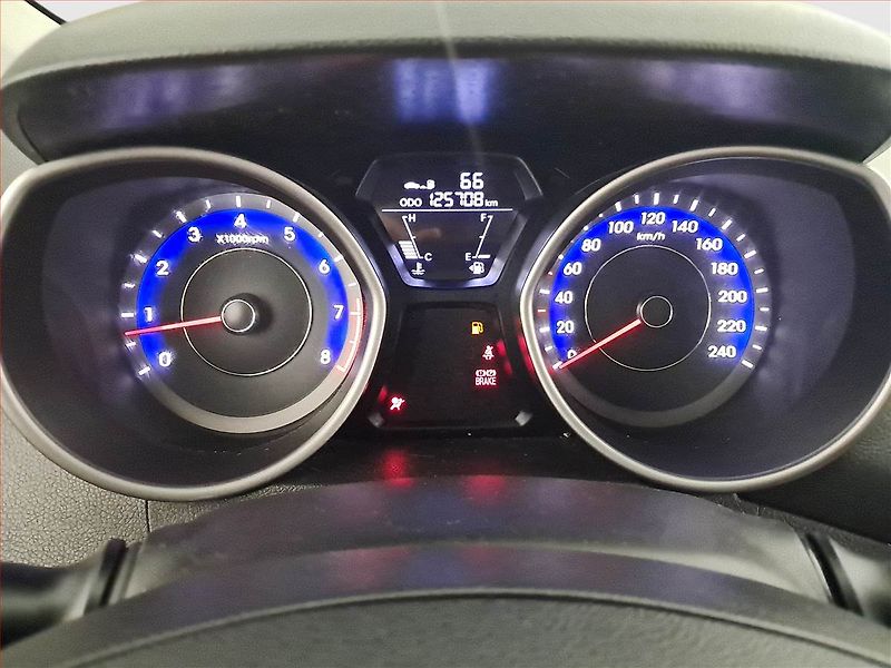Hyundai Elantra (2012) 1.6, Tempomat, Park. senzory - fotka 11 z 20