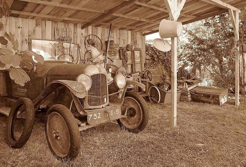 Před 100 lety francouzská automobilka začala výrobu třímístného vozu s dvěma sedadly vpředu a jedním umístěným uprostřed vzadu. Podle tvaru rozmístění sedaček se mu začalo říkat jetelíček nebo trojlístek, francouzsky Tréfle. Foto: Wikimedia Commons, Lione