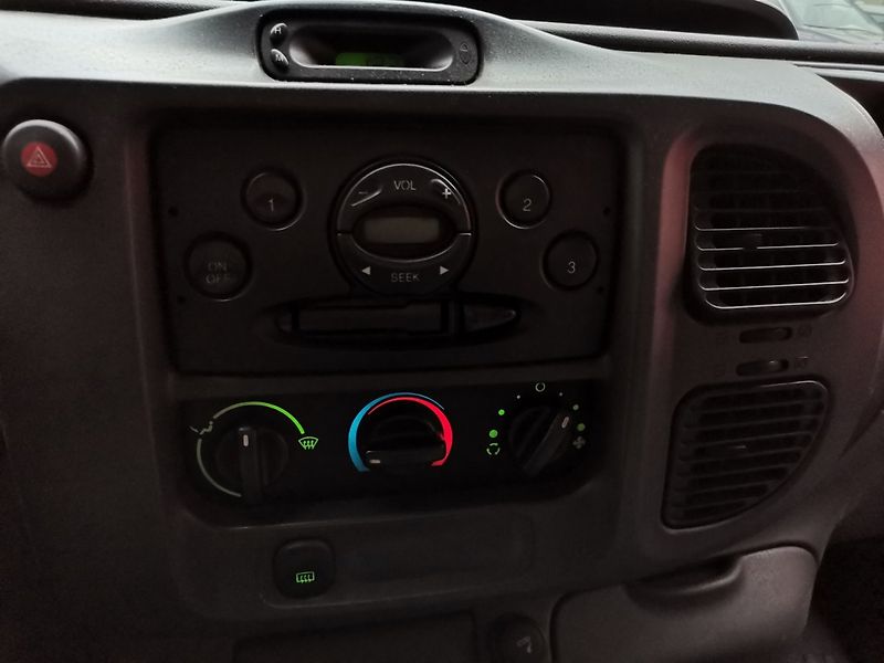 Ford Transit (2001) 2.0Di 55kw 6 míst +Spaní Tažné - fotka 13 z 25