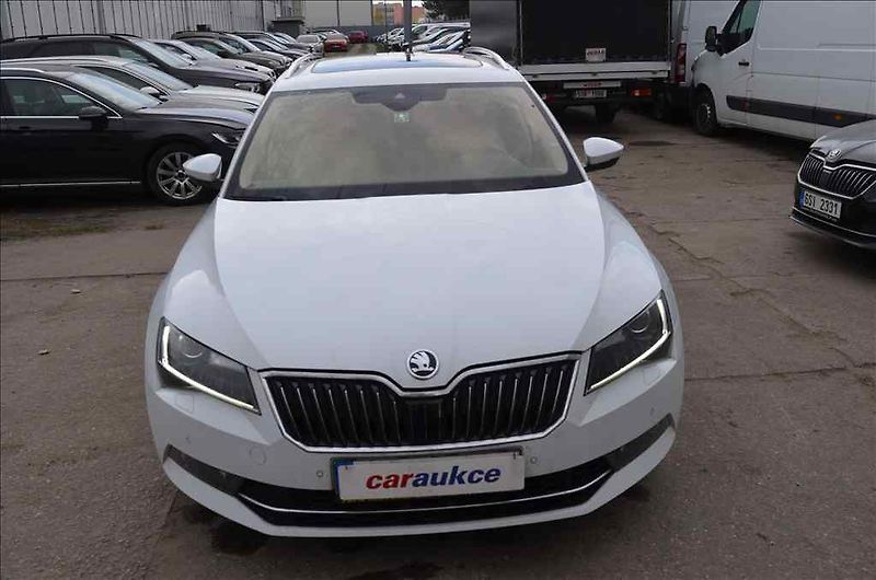Škoda Superb (2018) COMBI III. 2,0 TSI DSG 4X4 - fotka 2 z 19