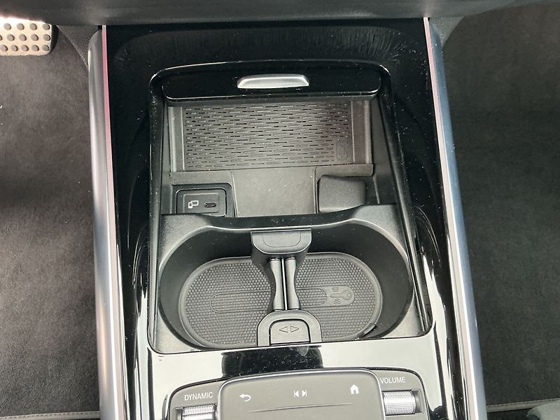 Mercedes-Benz GLA 250 e AMG s PLUG-IN HYBRIDNÍ T - fotka 16 z 25