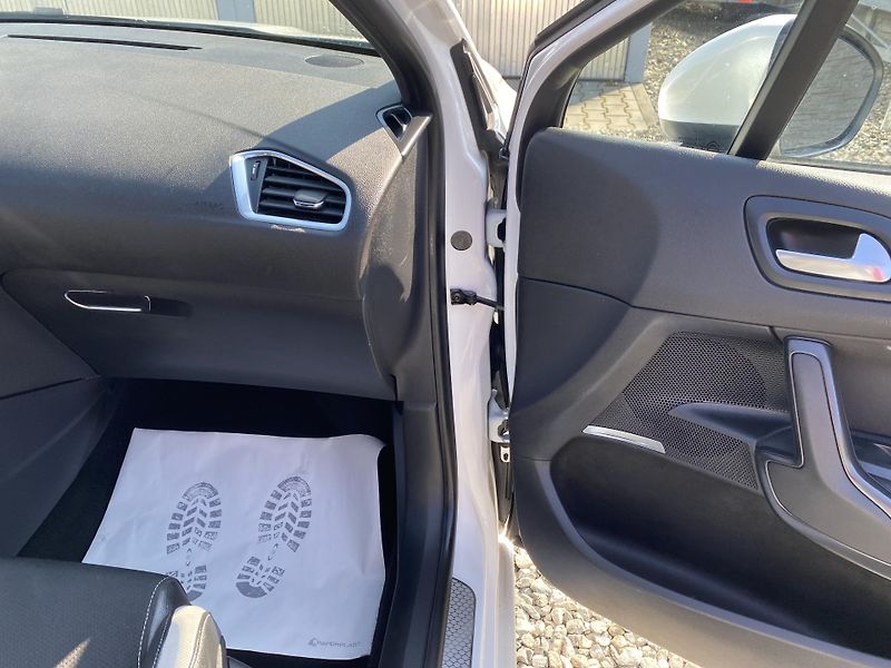 Citroën DS4 1.6i 16V 120PS EXCLUSIVE TOP!! - fotka 128 z 160