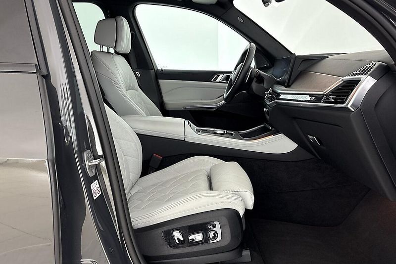 BMW X5 xDrive50e - fotka 14 z 27