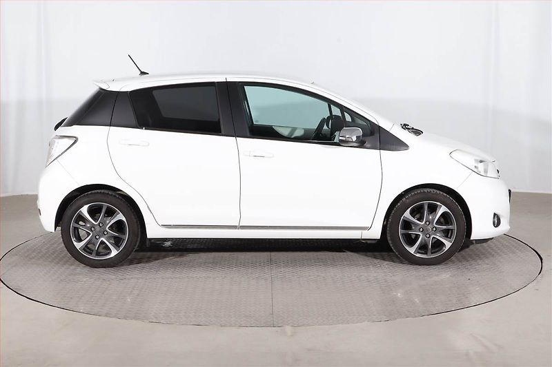 Toyota Yaris (2014) 1.33 Dual VVT-i, Tempomat - fotka 6 z 22