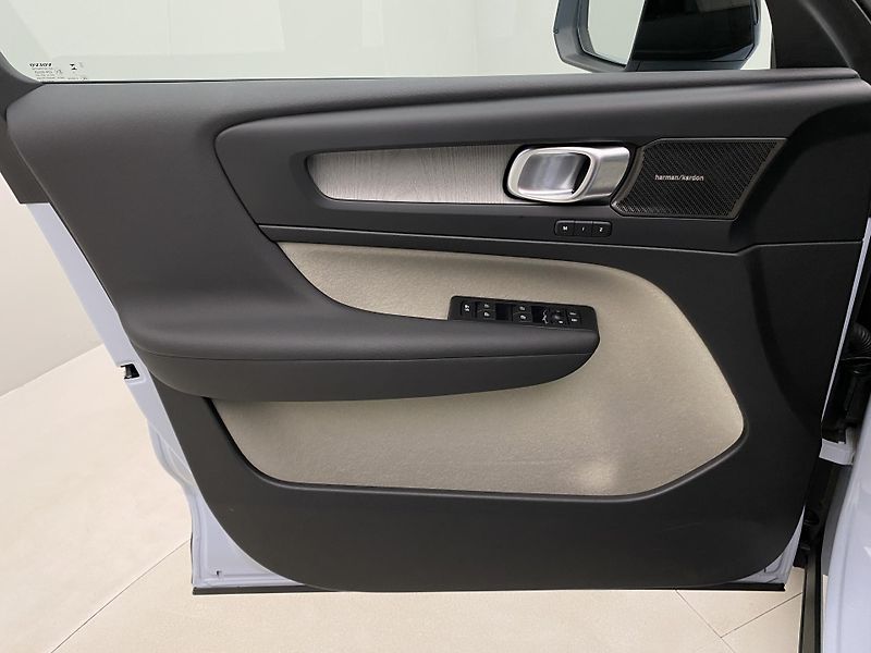 Volvo XC40 B4 DARK ULTRA AUT CZ - fotka 7 z 60