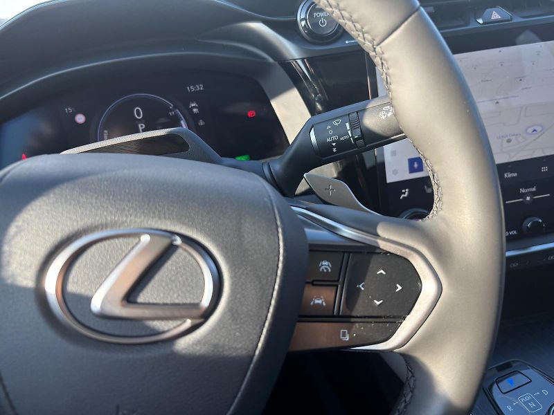 Lexus RZ 450e Luxury Plus Panoramic 4x4 - fotka 18 z 30