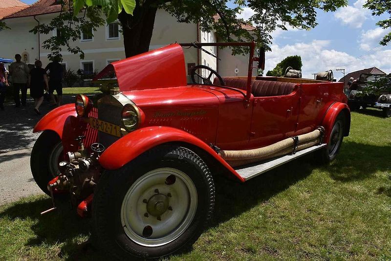 Tradiční závod S kopce do kopce si nenechalo letos ujít na sedm desítek posádek historických automobilů a motocyklů.