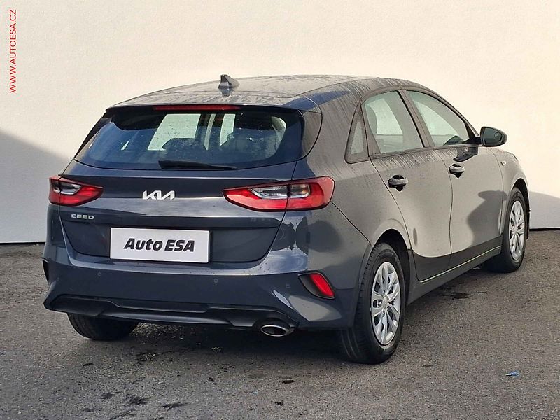 Kia Ceed (2022) 1.5 T-GDi, ČR, AC, park - fotka 4 z 16