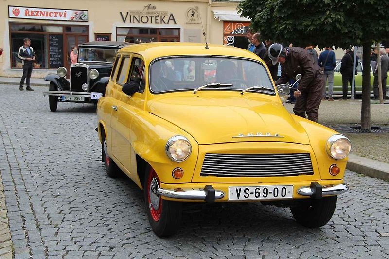 Automobiloví a motocykloví veteráni se rozloučili s letošní sezonou. Start spanilé jízdy Přerovskem byl na náměstí v Lipníku. Neděle 2. září 2023