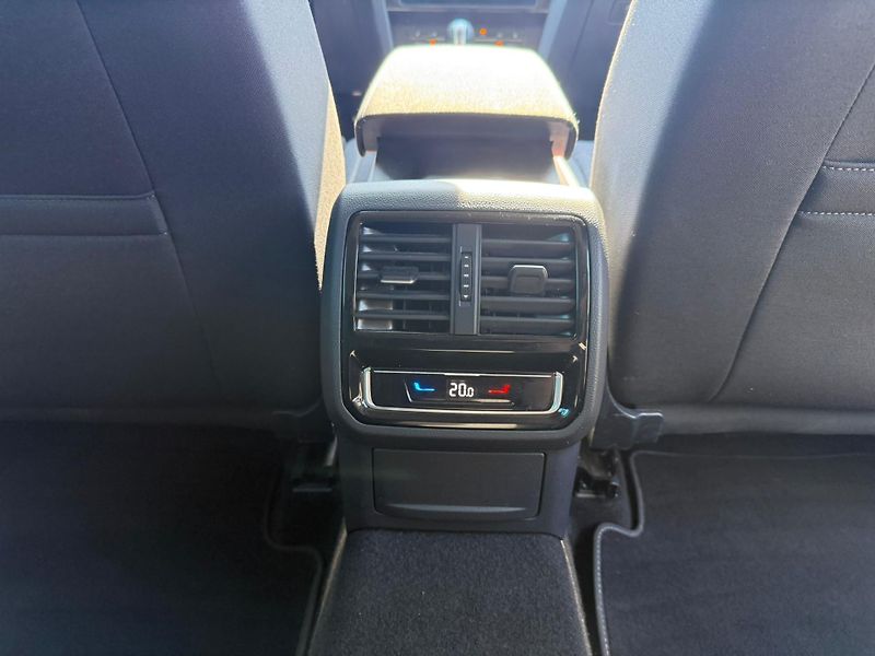 Volkswagen Passat Business 2.0 TDI 110kW DSG Var - fotka 20 z 23