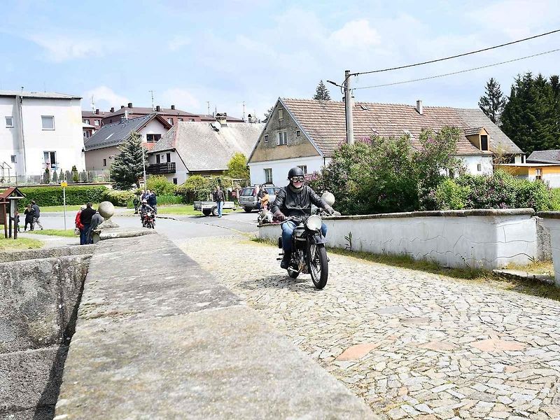 Historická vozidla a motorky projely v sobotu Českým lesem v rámci vyjížďky zvané Po pašeráckých stezkách.