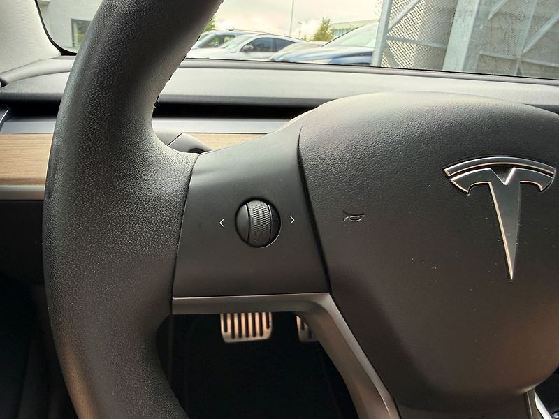 Tesla Model 3 Long Range AWD - fotka 29 z 38