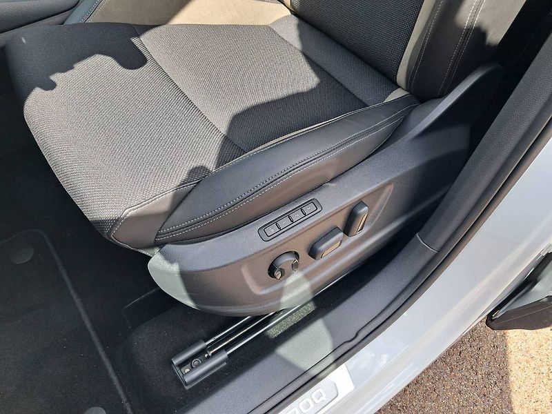 Škoda Karoq (2025) Top SELECTION 2.0 TDI / 110 kW - fotka 26 z 33