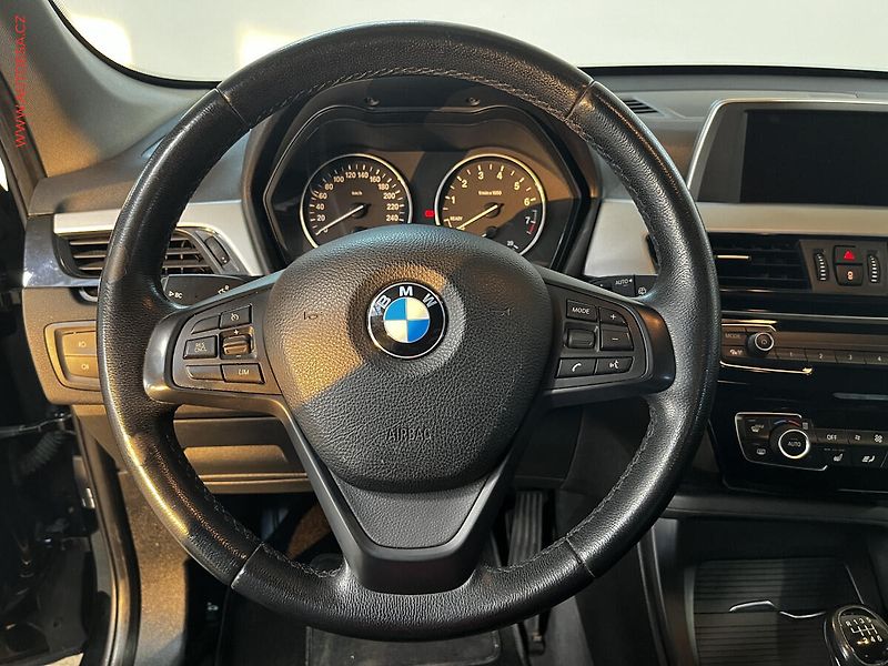 BMW X1 (2017) 1.5i, Klima - fotka 16 z 19