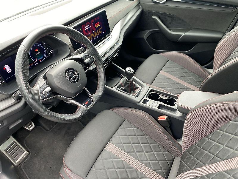Škoda Octavia (2023) Combi 2.0 TSI RS - fotka 8 z 38