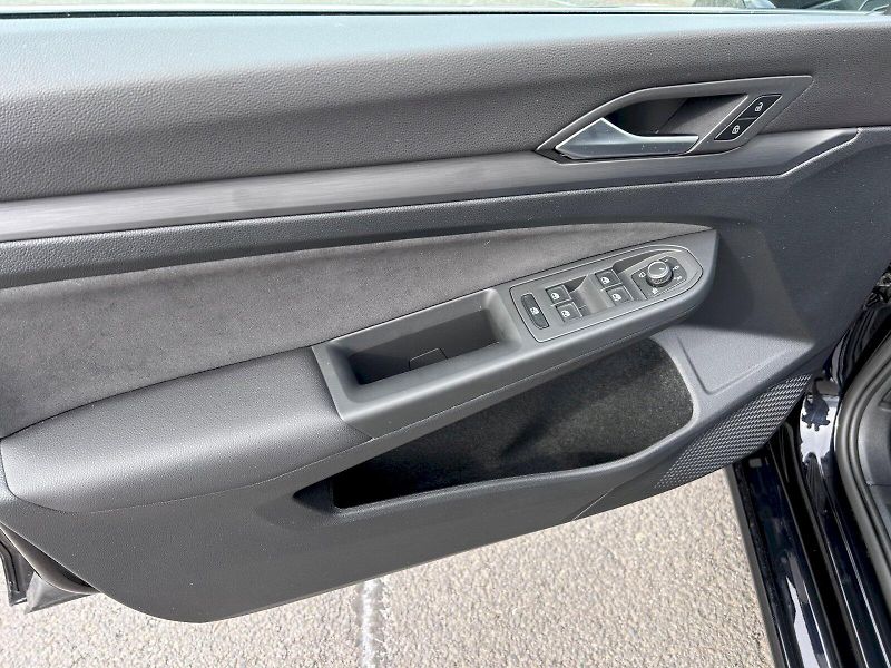 Volkswagen Golf (2023) 1.5 TSI 110kW Style - fotka 11 z 35