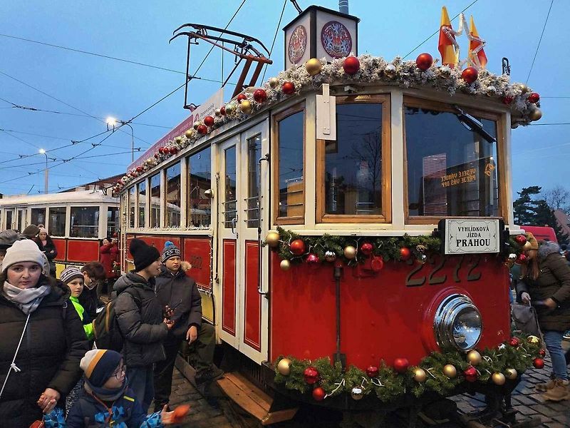 Vánoční flotila pražského dopravního podniku.