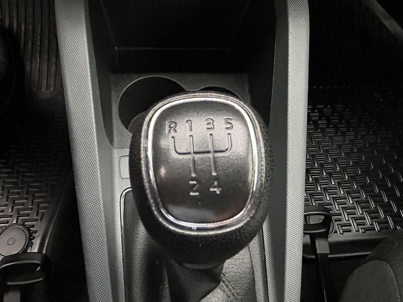 Škoda Fabia 1.0 TSI Active Plus - fotka 13 z 23