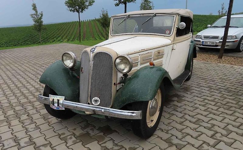 Pálavský Oldtimer přilákal na Břeclavsko desítky elegantnch veteránů.