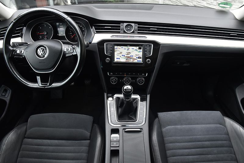 Volkswagen Passat 2.0 TDi CR HIGHLINE, NAVI, LED - fotka 39 z 50