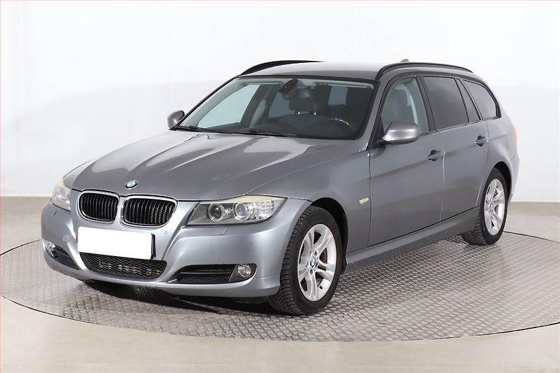 BMW Řada 3 (2010) 320 d xDrive, 4X4, Automat - fotka 2 z 24