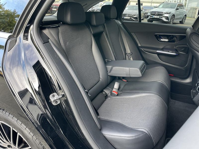 Mercedes-Benz Třídy C 220d 4Matic - fotka 14 z 35