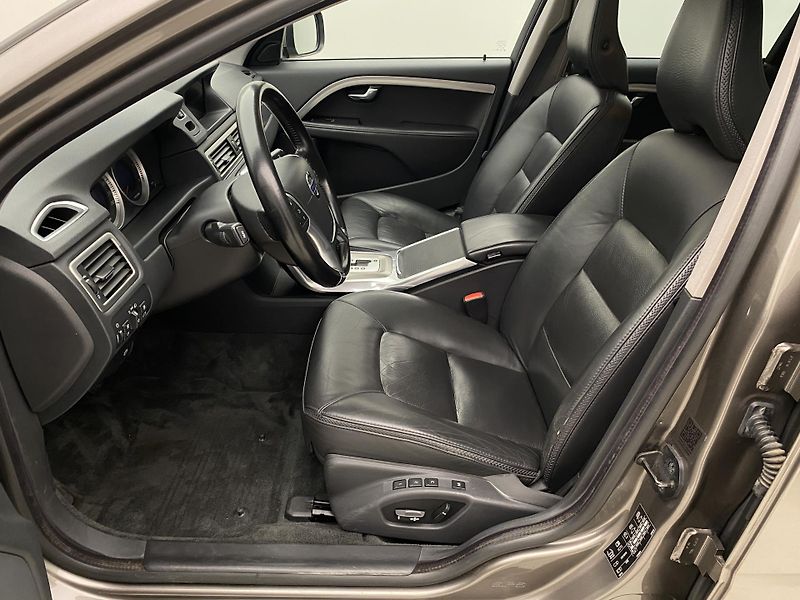 Volvo XC70 D5 AWD SUMMUM REZERVACE - fotka 14 z 49