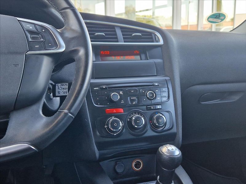 Citroën C4 1,4 i AC SENZORY+SADA ZIM.KOL - fotka 23 z 30